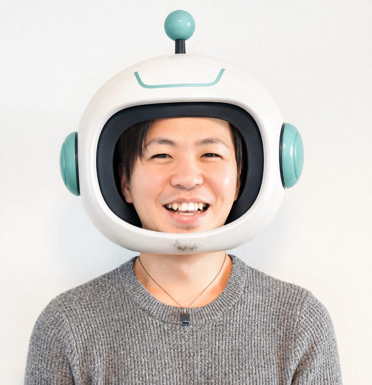 AIのがっこう。のロボットヘルメットをかぶった株式会社イーディーエーの梅田憲嗣